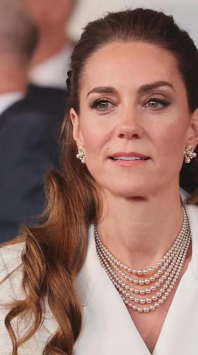 第3次穿白色假两件连衣裙半扎发造型美开元棋牌网站凯特王妃戴5股珍珠项链(图6)