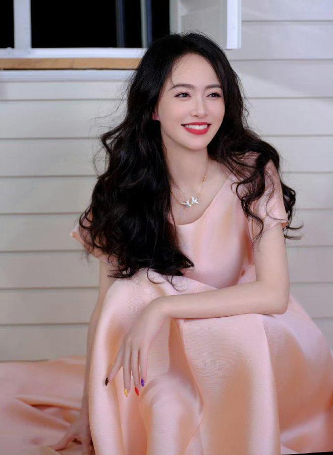：粉色选低饱和度选收腰款才更出彩开元棋牌看了唐嫣中秋穿搭我悟了(图3)