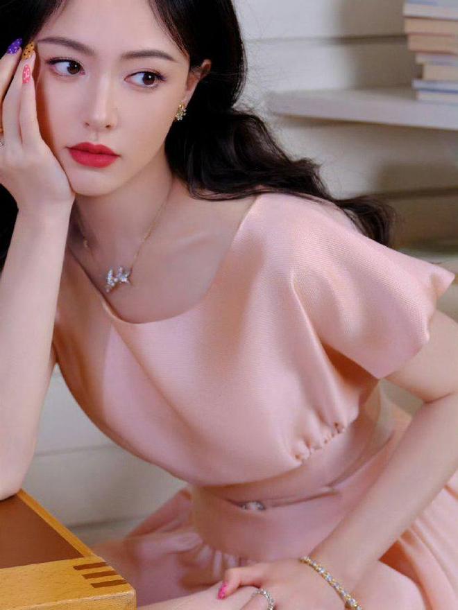 ：粉色选低饱和度选收腰款才更出彩开元棋牌看了唐嫣中秋穿搭我悟了(图4)