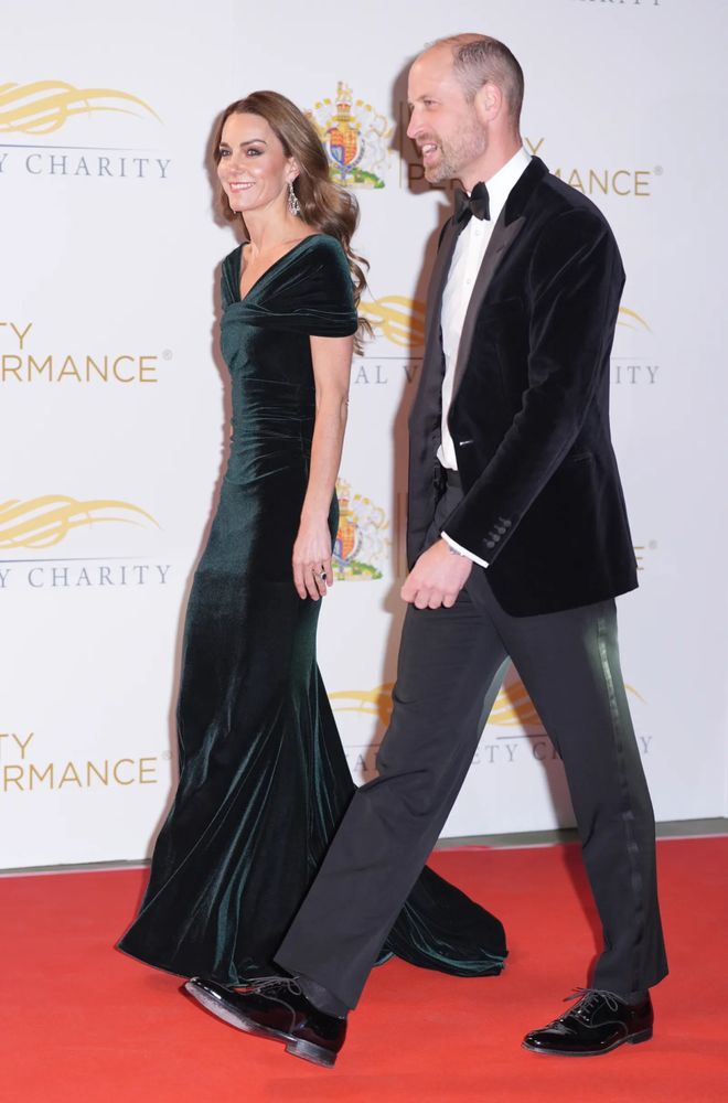 手祭出女王最爱珠宝——190克拉传世耳环ky开元棋牌卡米拉祖母绿冠冕刚亮相凯特反(图2) 手祭出女王最爱珠宝——190克拉传世耳环ky开元棋牌卡米拉祖母绿冠冕刚亮相凯特反(图2)