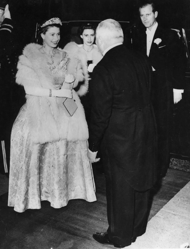 手祭出女王最爱珠宝——190克拉传世耳环ky开元棋牌卡米拉祖母绿冠冕刚亮相凯特反(图1) 手祭出女王最爱珠宝——190克拉传世耳环ky开元棋牌卡米拉祖母绿冠冕刚亮相凯特反(图1)