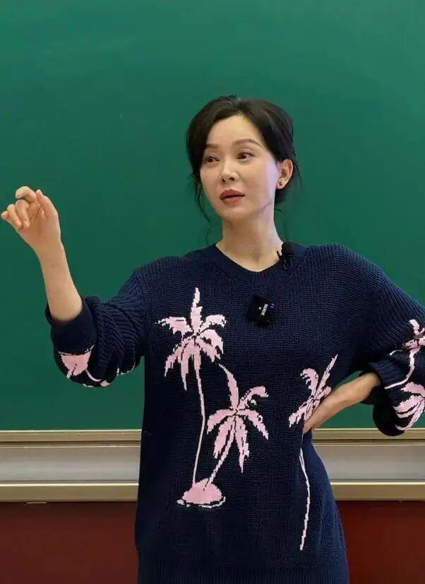 艳了:穿搭明艳却不显花哨气质是真好!开元棋牌网站看48岁陈数被她穿搭惊(图3) 艳了:穿搭明艳却不显花哨气质是真好!开元棋牌网站看48岁陈数被她穿搭惊(图3)