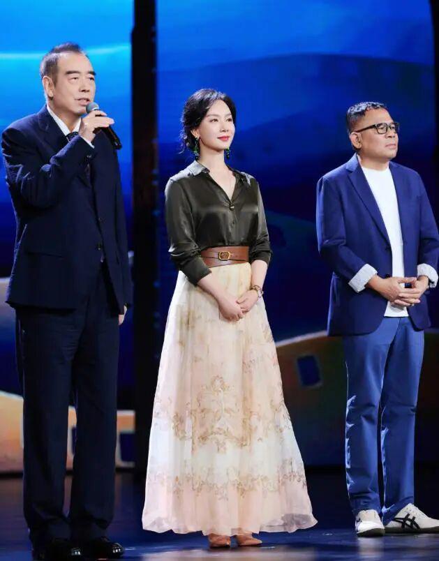 艳了:穿搭明艳却不显花哨气质是真好!开元棋牌网站看48岁陈数被她穿搭惊(图7) 艳了:穿搭明艳却不显花哨气质是真好!开元棋牌网站看48岁陈数被她穿搭惊(图7)