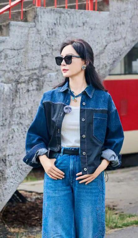 艳了:穿搭明艳却不显花哨气质是真好!开元棋牌网站看48岁陈数被她穿搭惊(图10) 艳了:穿搭明艳却不显花哨气质是真好!开元棋牌网站看48岁陈数被她穿搭惊(图10)