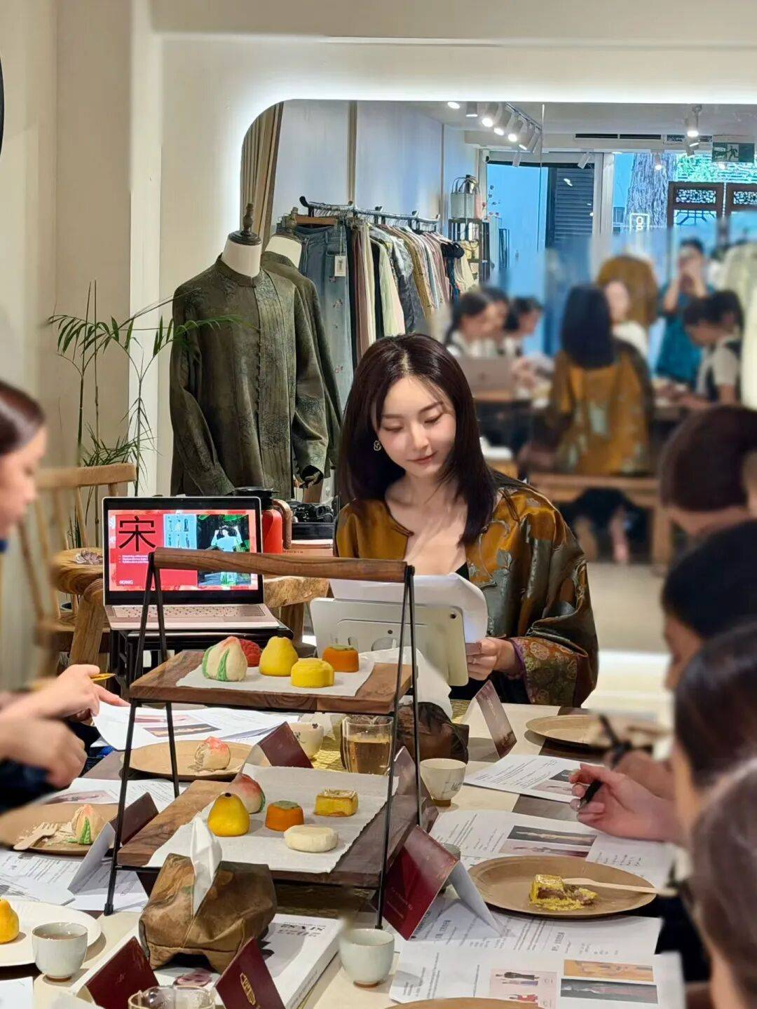 嘉：让“新中式”服装更有国际范开元棋牌侨连五洲 华侨青年杨仕