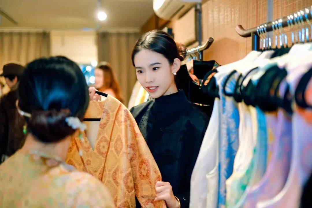 嘉：让“新中式”服装更有国际范开元棋牌侨连五洲 华侨青年杨仕(图2)