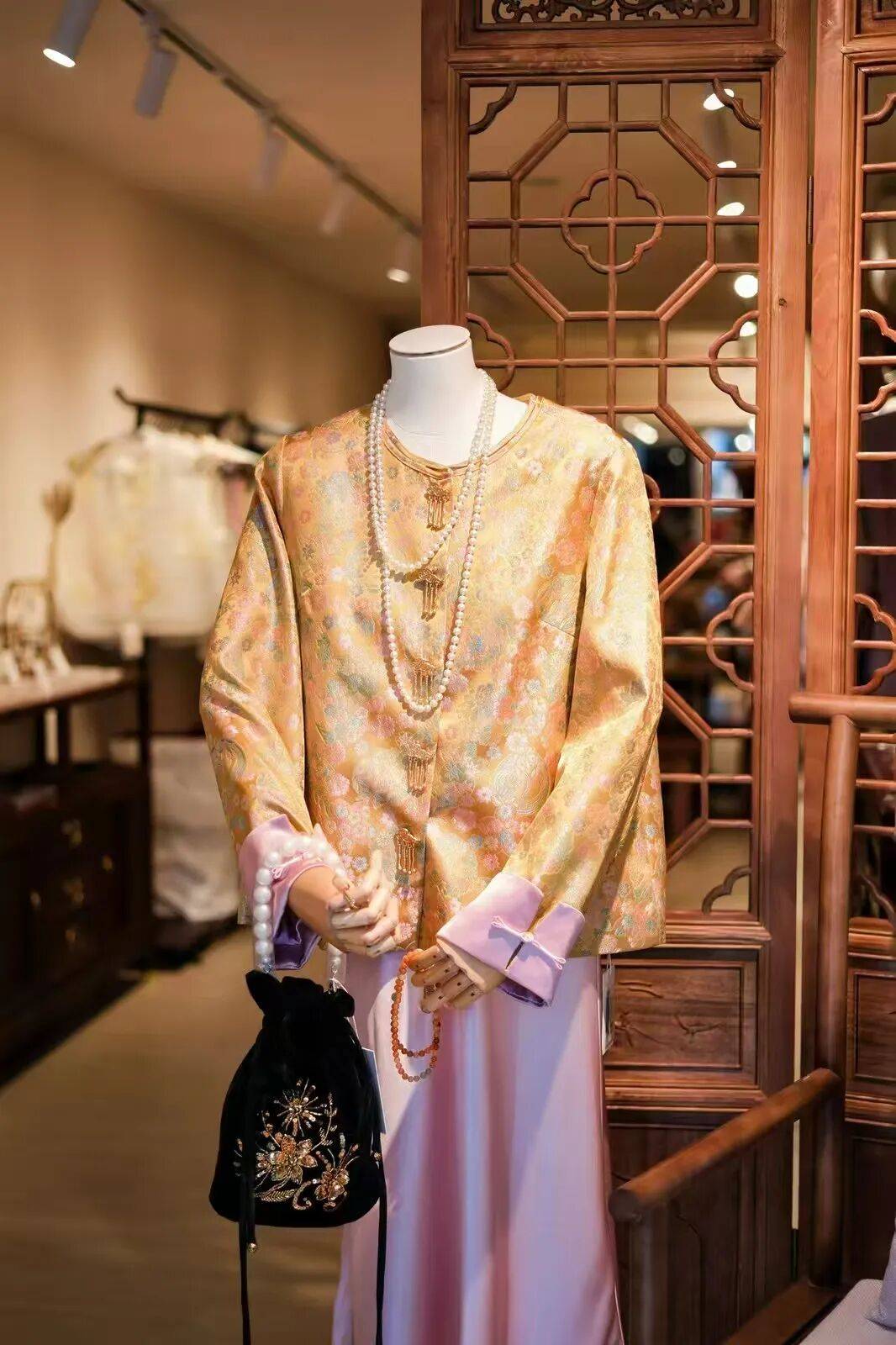 嘉：让“新中式”服装更有国际范开元棋牌侨连五洲 华侨青年杨仕(图4)