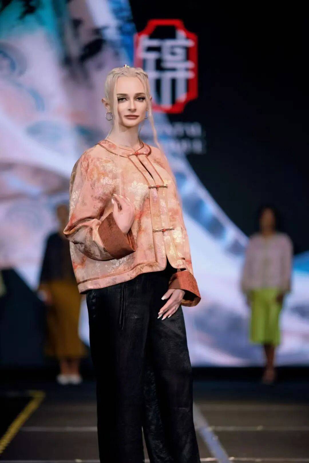 嘉：让“新中式”服装更有国际范开元棋牌侨连五洲 华侨青年杨仕(图7)