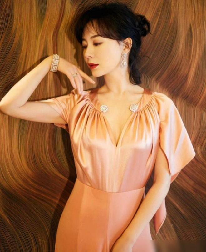 不在“量”记住这3选3不选才优雅得体开元棋牌app中年女人戴首饰在“质”(图3)