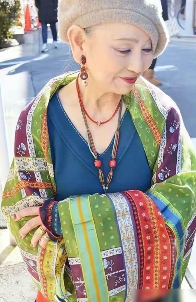 不在“量”记住这3选3不选才优雅得体开元棋牌app中年女人戴首饰在“质”(图2)