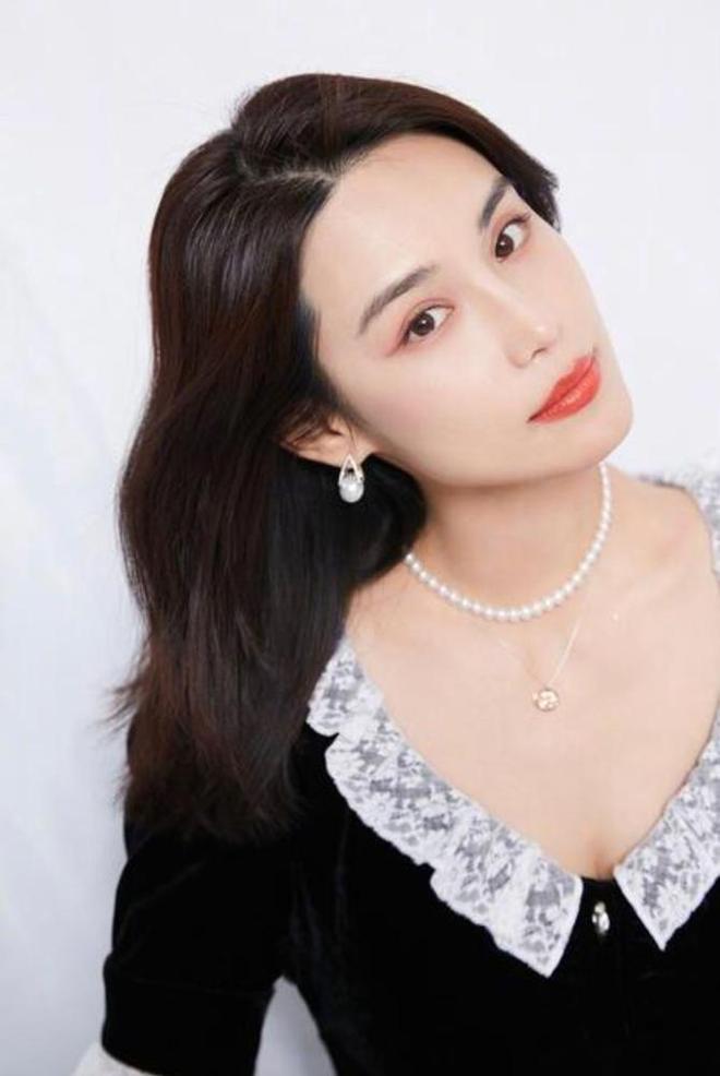 不在“量”记住这3选3不选才优雅得体开元棋牌app中年女人戴首饰在“质”(图7)